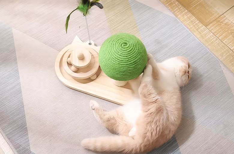 Katzenspielzeug Mit Kratzbaum Und Federn – Interaktive Spielstation Für Katzen