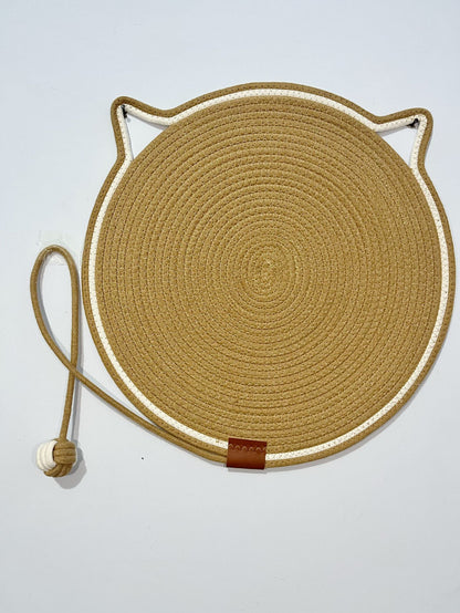 Kratzteppich für Katzen mit integriertem Spielzeug