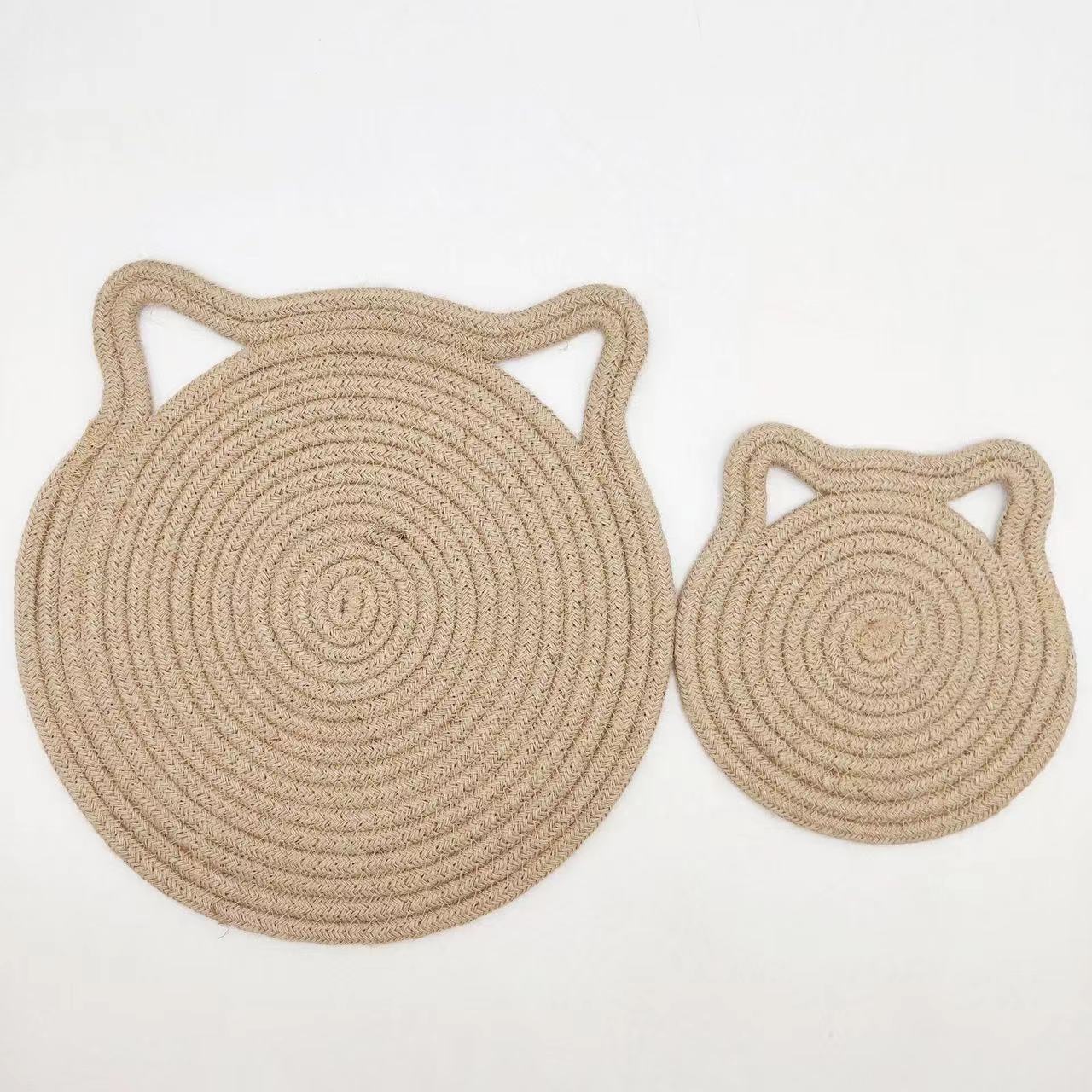 Kratzteppich für Katzen mit integriertem Spielzeug