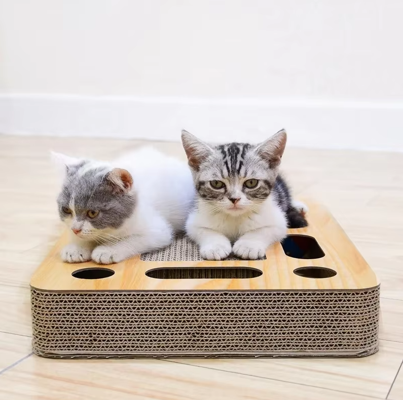 Katzen Kratzbrett mit Spielzeug – Kratzmatte aus Wellpappe und Holzrahmen