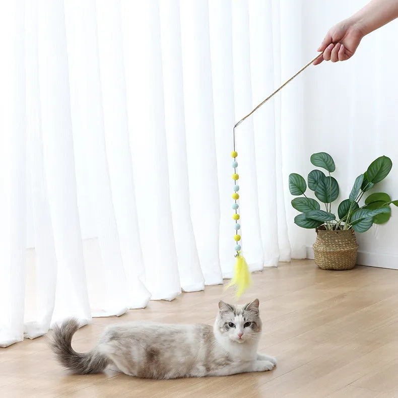Interaktives Katzenspielzeug mit Pompons und Federn – Spielangel für Katzen