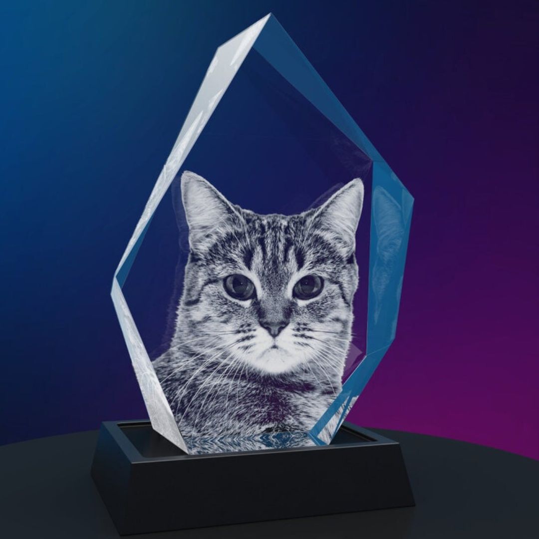 Personalisierter Kristall in Edelsteinform mit 2D/3D Lasergravur – Zeitlose Erinnerung